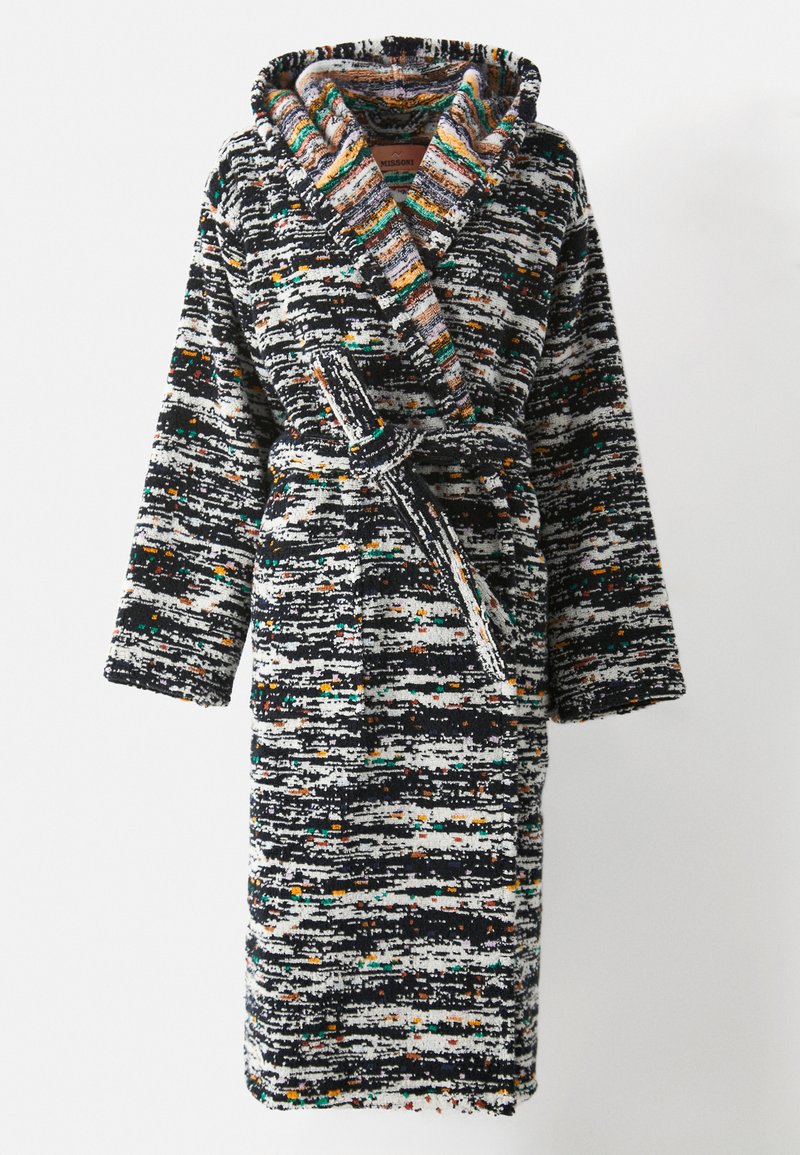 Kapucnis fürdőköpeny, amely multikolor textúrával készült, sötétkék, fehér és narancssárga részletekkel. Két zsebe és öve van.