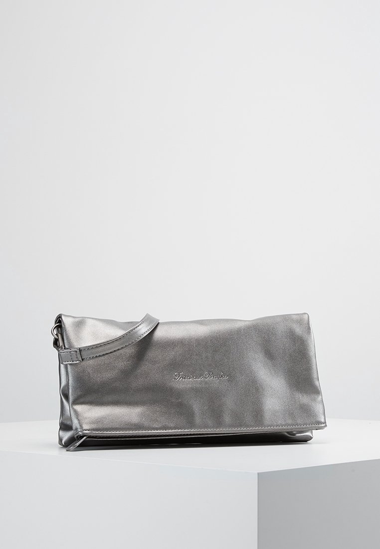 Hopeanvärinen metallinen iltalaukku, jossa on sileä pinta, pehmeä suorakulmainen muoto ja irrotettava kahva. Edessä kohopainettu brändäys.