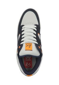 Námořnické a šedé tenisky s texturovaným nubukovým svrškem, bílými tkaničkami, oranžovými akcenty a gumovou podrážkou. Interiér ukazuje značení a velikostní štítek.