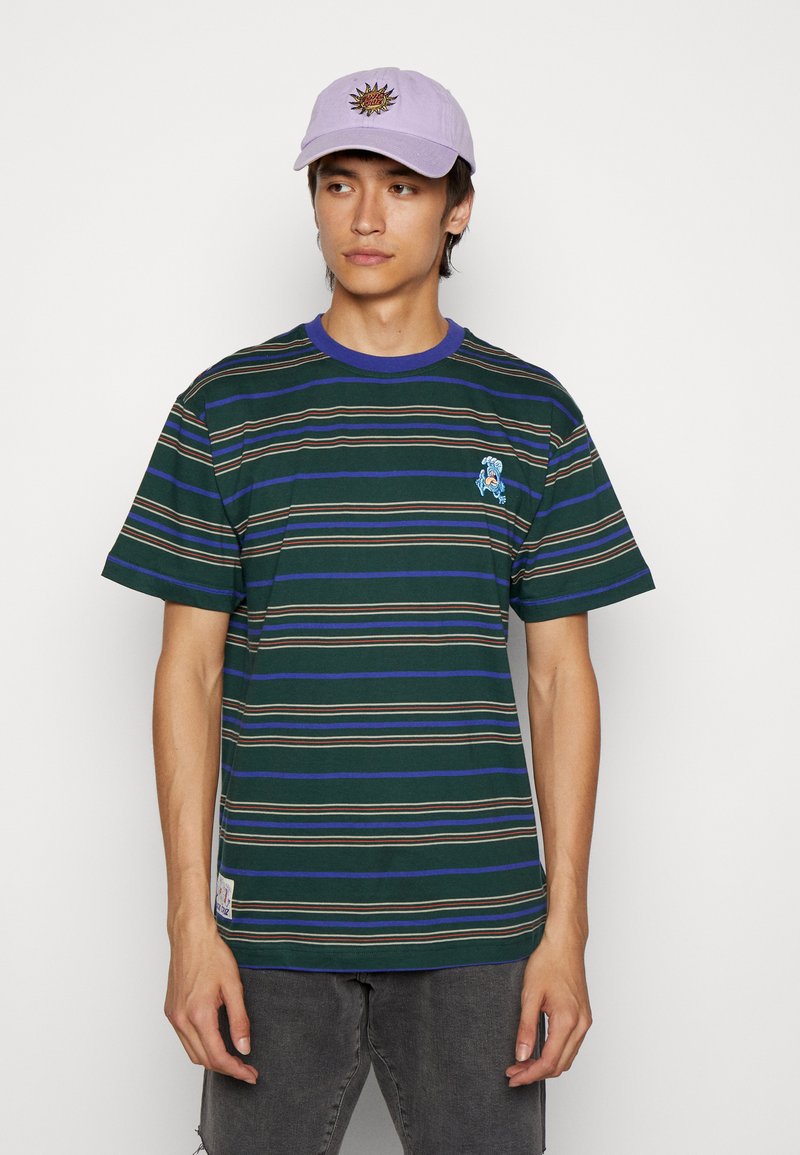 Santa Cruz Mini Ripper Santa Cruz MINI BEACH BUM HAND STRIPE - Nyomott mintás póló - cedar ...