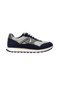Zapatillas deportivas en azul marino y gris, con materiales de malla y ante, acentos texturizados, cordones blancos y suela de goma con tracción.