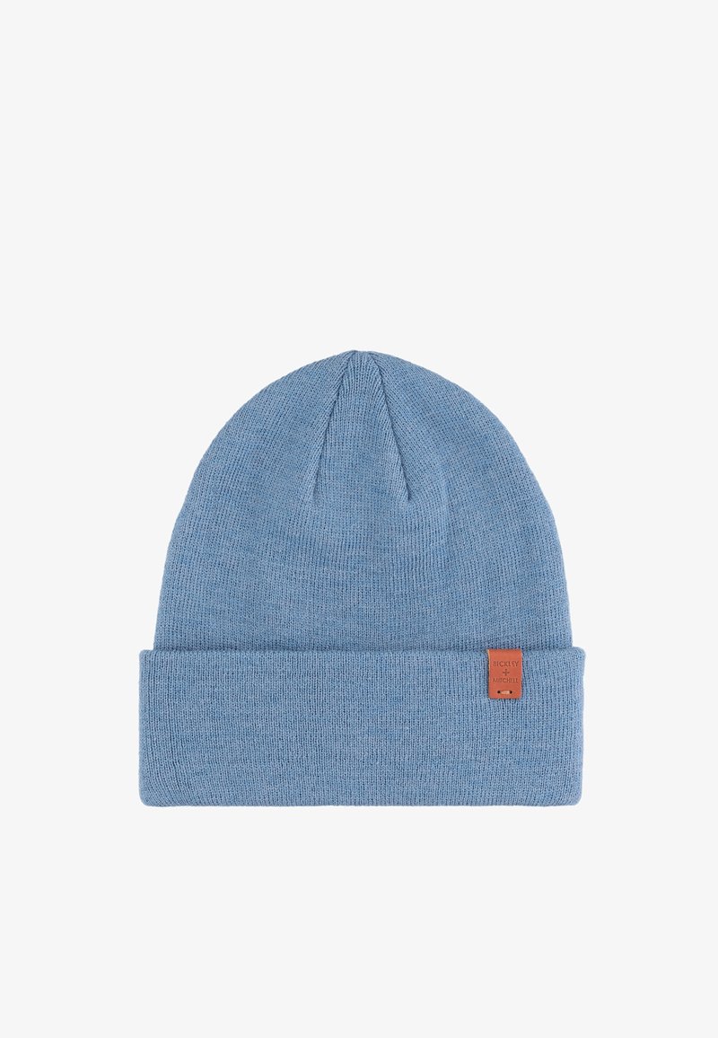 Lichtblauwe gebreide muts met omgeslagen boord, gemaakt van zacht materiaal. Heeft een klein bruin leren label met merknaam aan de zijkant.