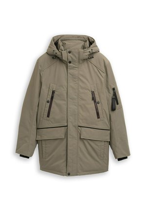 Chaqueta acolchada color caqui con capucha. Presenta bolsillos con cremallera, cierres de botón y acentos en negro contrastantes. Tejido texturizado con un acabado suave.