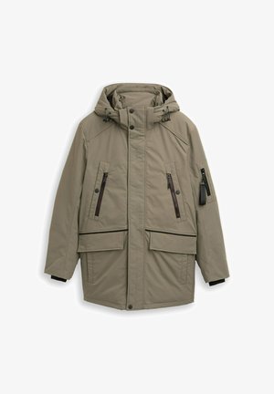 Chaqueta acolchada color caqui con capucha. Presenta bolsillos con cremallera, cierres de botón y acentos en negro contrastantes. Tejido texturizado con un acabado suave.