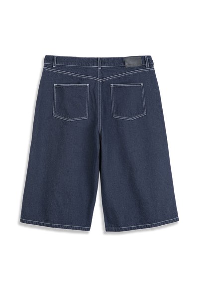 Shorts en jean bleu foncé longueur genou avec poches arrière et coutures blanches, posés à plat sur un fond blanc.