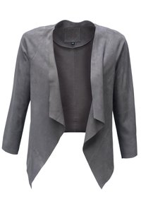 Grijze suède jas met een gedrapeerde voorkant, driekwart mouwen en een open ontwerp, met een gladde textuur en zonder sluitingen.