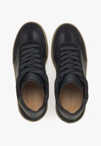 Schwarze Leder- und Wildledersneaker mit runden Schnürsenkeln, einer neutralen Sohle und einer glatten Textur mit kontrastierenden Paneeldetails.