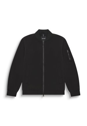 Chaqueta bomber negra con cierre frontal, cuello y puños acanalados, bolsillo con cremallera en la manga y sutiles detalles de costura horizontal.