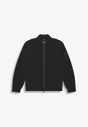 Chaqueta bomber negra con cierre frontal, cuello y puños acanalados, bolsillo con cremallera en la manga y sutiles detalles de costura horizontal.