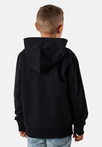 Felpa nera con cappuccio, tasca a marsupio, trama morbida, polsini e orlo a costine, mostrata di spalle con vestibilità casual e design minimale.