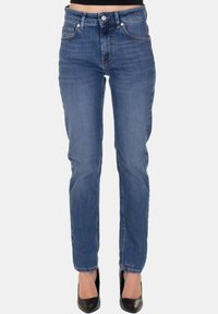 Jeans in denim blu scuro con taglio dritto, cinque tasche e chiusura con bottone in vita. Presentano leggere sfumature e una superficie liscia.