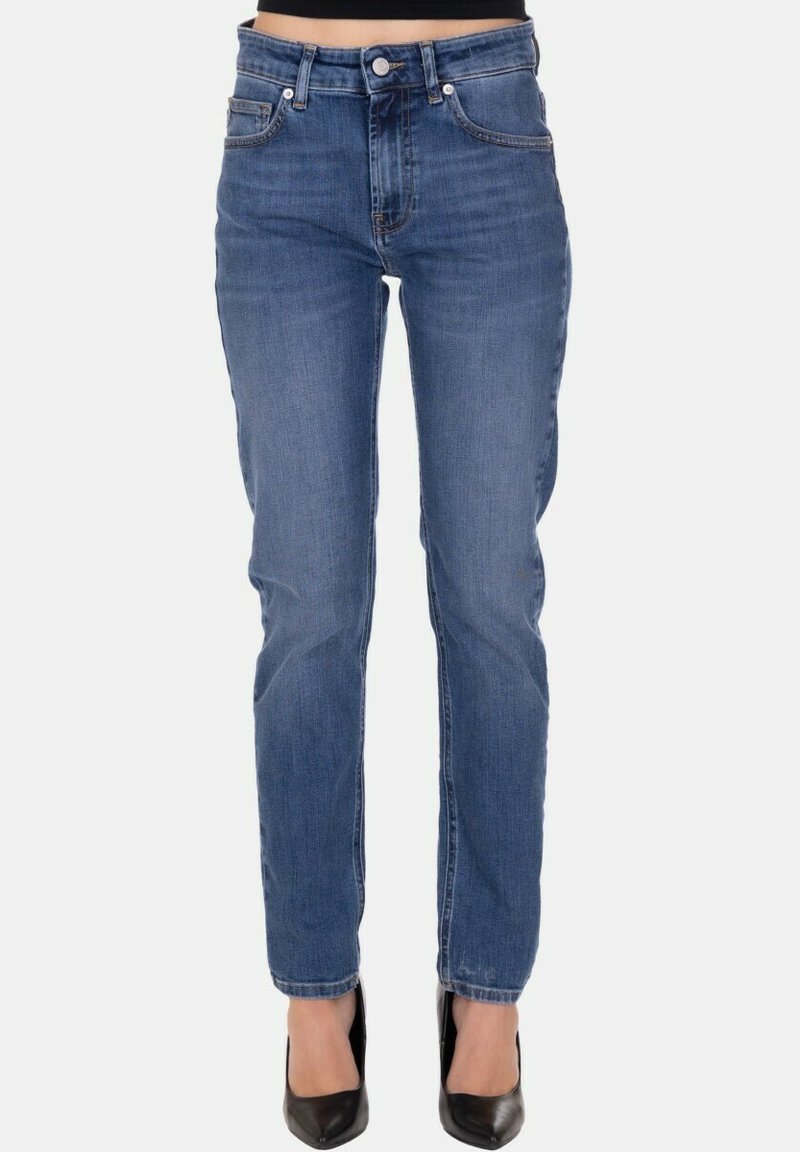 Jeans in denim blu scuro con taglio dritto, cinque tasche e chiusura con bottone in vita. Presentano leggere sfumature e una superficie liscia.