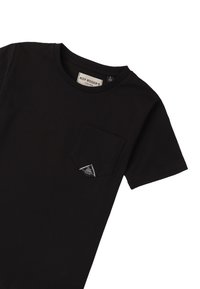 Czarny bawełniany t-shirt z krótkim rękawem, okrągłym dekoltem i kieszonką na lewej piersi, która ma trójkątną naszywkę z logo.