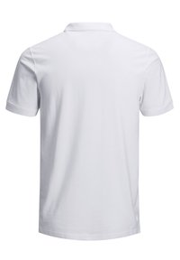 Polo shirt blanc à manches courtes avec un col standard et en tissu coton doux, présentant un design uni et sans logos ni motifs visibles.