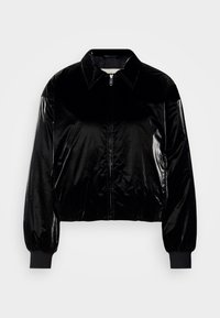 Jachetă bomber din catifea neagră, cu guler, fermoar frontal, manșete și tiv ribbed. Textură lucioasă, croială lejeră și umeri căzuți.