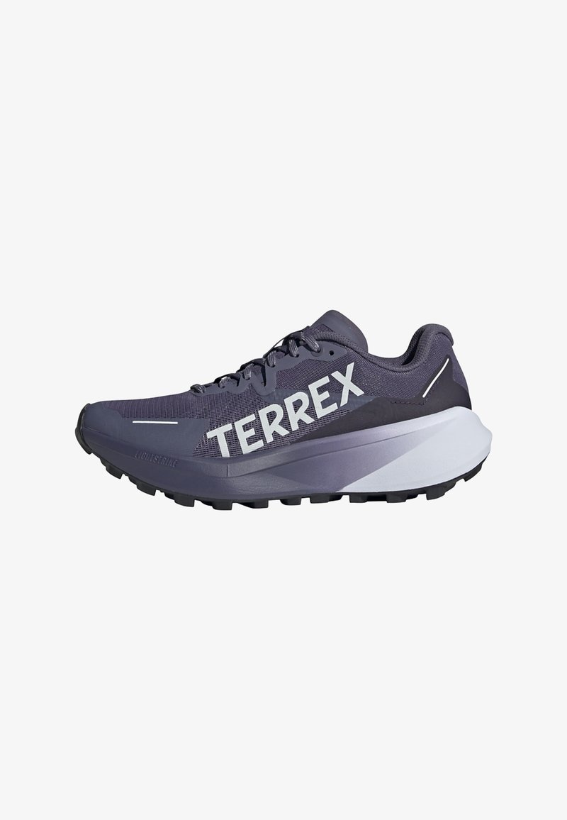 Baskets de course violettes avec tige en mesh, branding "TERREX" audacieux, semelle texturée et design superposé avec des accents blancs et gris foncé.
