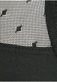 Zwarte lingerie met een gestructureerde netstof met een diamanten patroon, aangevuld met een gladde zwarte rand aan de onderrand.