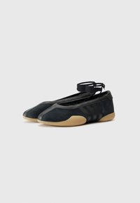adidas Originals TAEKWONDO MEI BALLET - Bailarinas con hebilla - core black/ftwr white/gum 3
