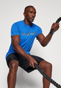 Nike Performance PRO - Spordi T-särk - game royal