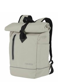 Zaino roll-top grigio chiaro con accenti neri, spallacci regolabili, una tasca anteriore con zip e dettagli del logo alla base. Materiale resistente.