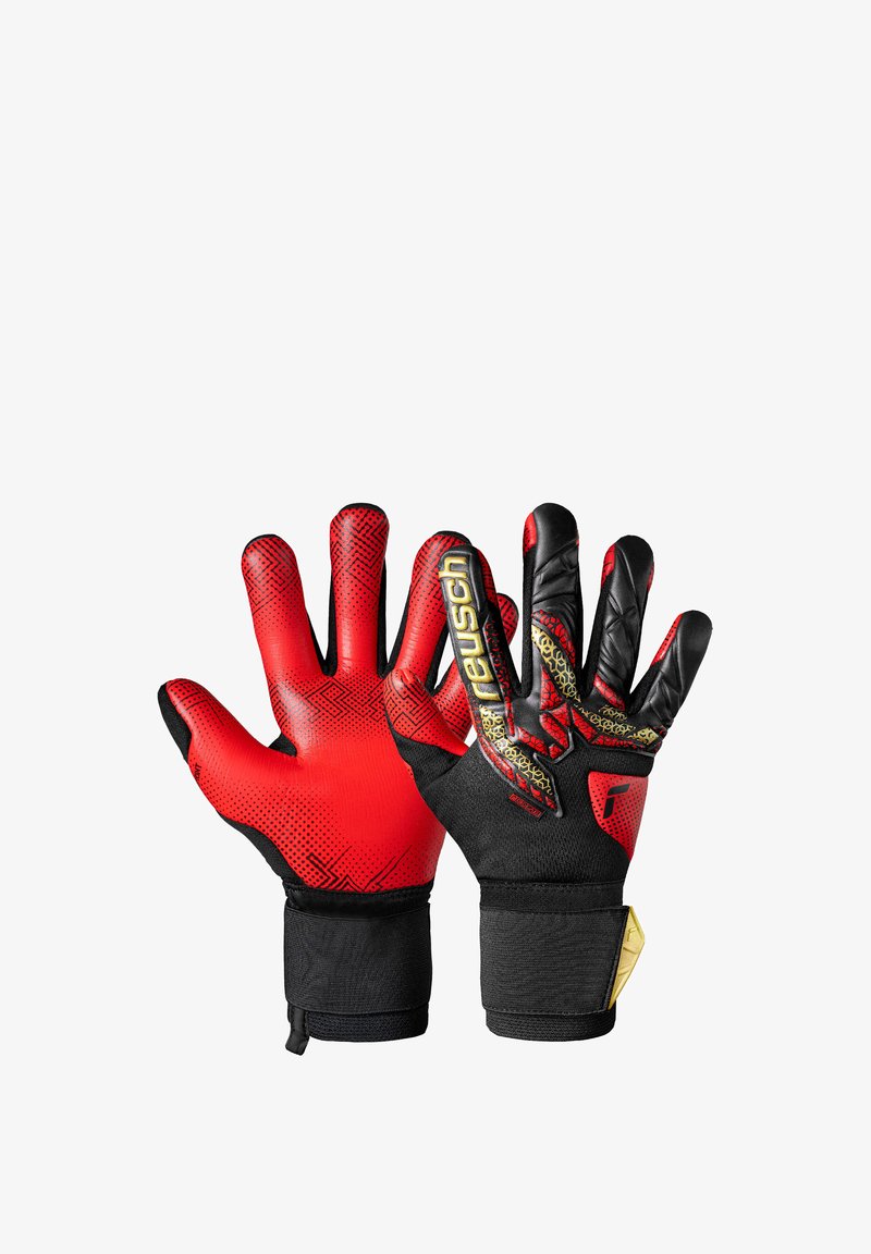 Gants de gardien de but rouge et noir dotés d'une prise texturée, d'un pouce renforcé et de sangles au poignet. Marquage notable en or sur un gant.