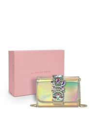 Clutch iridiscente con un frente adornado con joyas, correa de cadena dorada y una caja rosa que presenta "ALMA EN PEÑA" en relieve dorado.