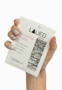 Nagellackfolien in einer weißen Schachtel mit einem schwarzen abstrakten Design, leicht aufzutragen und zu entfernen. Vegan und ohne Tierversuche.