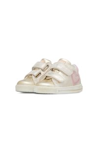 Scarpe per bambini in oro metallizzato e rosa tenue con cinturini in velcro, punta arrotondata e dettaglio a forma di cuore sul lato. Esterno texturizzato.