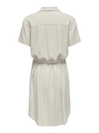 Beige jurk met korte mouwen, kraag, elastische taille en detail aan de achterkant, van achteren getoond op een witte achtergrond.