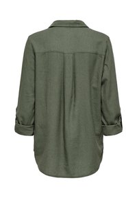 Chemise vert foncé à manches longues avec poignets roulés, col de chemise et détail de couture de l'empiècement arrière sur fond uni.