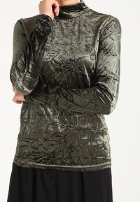 Olivgrünes, langärmliges Rollkragenoberteil aus plissiertem Samtmaterial mit glattem Glanz, das eine enganliegende Silhouette bietet.