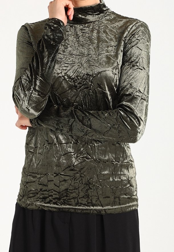 Olivgrünes, langärmliges Rollkragenoberteil aus plissiertem Samtmaterial mit glattem Glanz, das eine enganliegende Silhouette bietet.