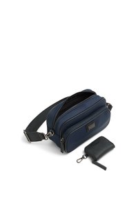 Marinblå faux läder crossbody-väska med två zippered fack och justerbar rem; inkluderar en liten svart strukturerad kort hållare.