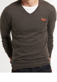 Dunkelgrauer V-Ausschnitt-Pullover aus weichem Material, mit gerippten Bündchen und Saum, und einem orangen Logo auf der linken Brust.