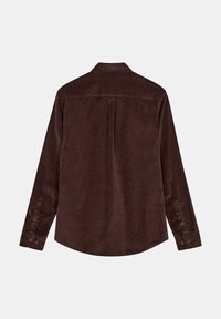 Brun fløjlsskjorte med en glat tekstur, lange ærmer, knapmanchetter og en rygindsnit; buet kant og klassisk kravedesign.