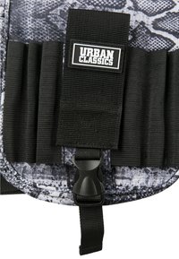 Laukku musta-harmaa kuviolla, jossa on teksturoitu kangas, musta olkahihna Urban Classics -logolla ja muovinen solki.