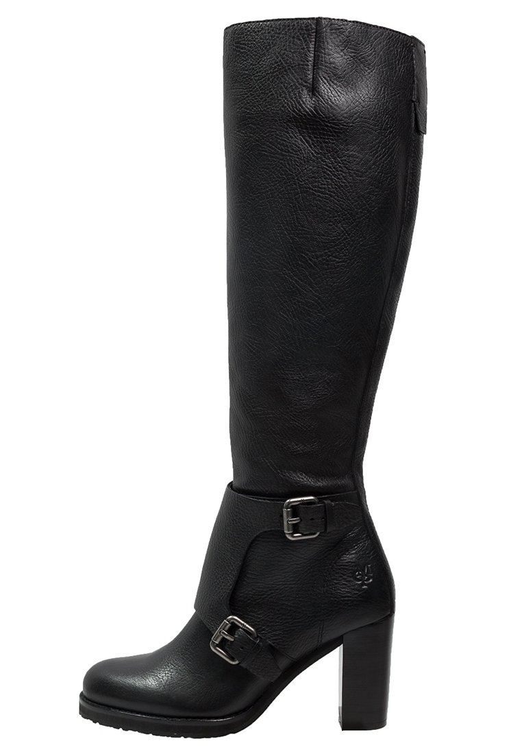 Musta nahkasaappaat polveen asti, joissa on teksturoitu pinta, säädettävä hihna, jossa on metallinen solki, ja paksu korko.