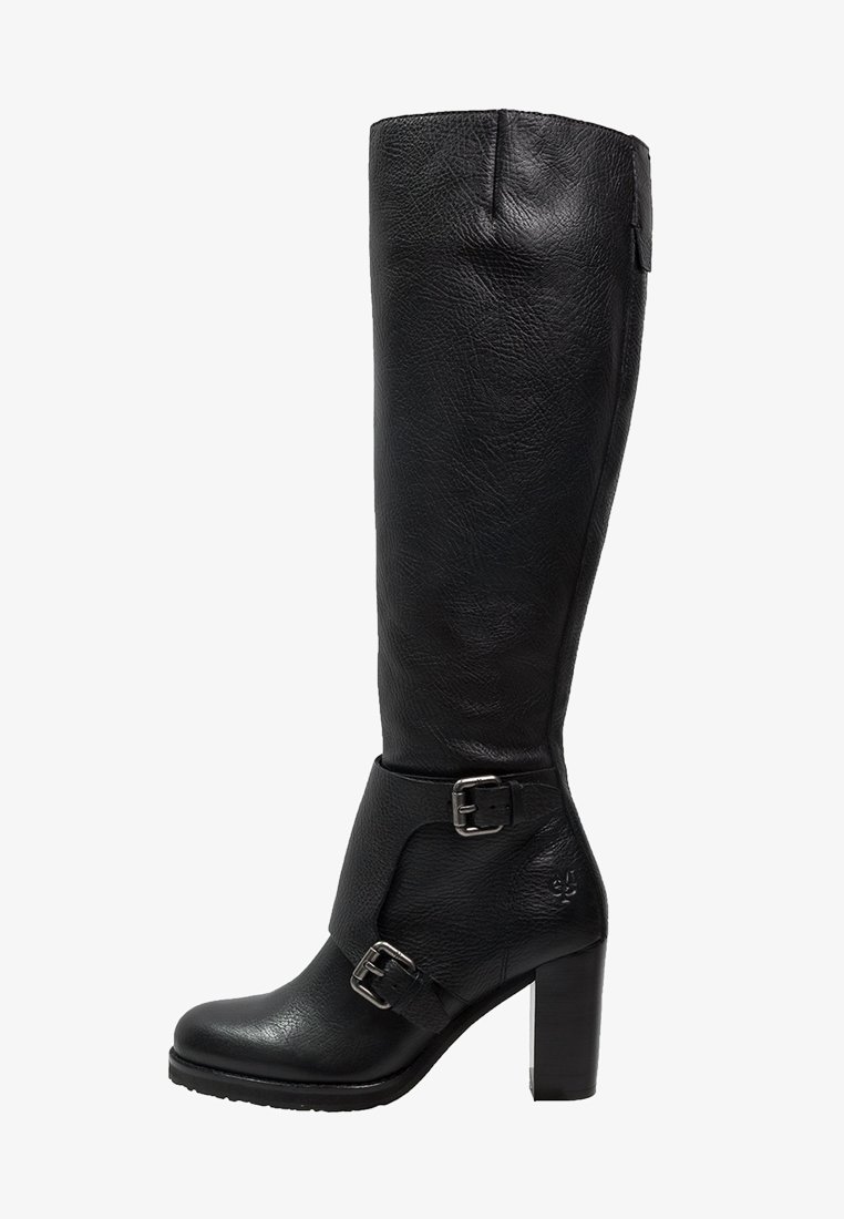 Musta nahkasaappaat polveen asti, joissa on teksturoitu pinta, säädettävä hihna, jossa on metallinen solki, ja paksu korko.