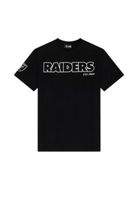 Juodas medvilnės marškinėliai su „RAIDERS“ dideliu baltu tekstu, o po juo „EST. 1960“. Kairiajame rankovėje yra komandos logo. Klasikinio apvalaus kaklo dizainas.