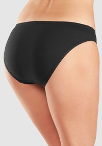 Crne bikini gaće izrađene od glatkog materijala, s niskim strukom i tankim bočnim trakama. Bez vidljivih oznaka ili uzoraka.