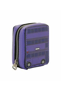 Cartera de imitación de cuero morado que presenta un diseño impreso de un autobús de dos pisos. Cierre de cremallera plateada con un motivo detallado de autobús en la parte frontal.