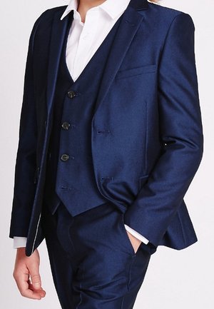 Granatowy, trzyczęściowy garnitur z satynowym wykończeniem, stójką w kształcie litery V oraz jednorzędową marynarką z czterema guzikami i dopasowanym krojem.