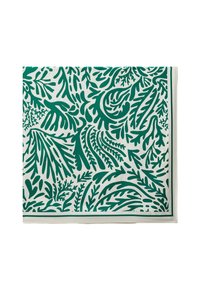 Motif de feuilles vertes sur un fond clair, réalisé en tissu. Contient des designs botaniques détaillés, avec des textures et des bords complexes.