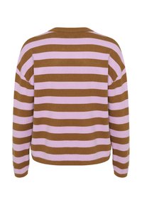 Pullover a righe con spesse strisce orizzontali marroni e rosa chiaro, texture a maglia, scollatura tonda e maniche lunghe.