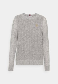 Pull gris en maille torsadée avec encolure ronde, poignets et ourlet côtelés. Présente un petit logo doré sur la poitrine. Texture du tissu douce.