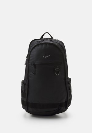 Sac à dos Nike noir au design épuré, comprenant une poche zippée à l'avant, des poches latérales et une boucle de suspension. Tissu texturé avec des bretelles réglables.