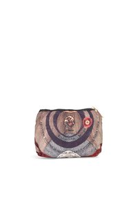 Pochette cosmetica in tessuto testurizzato con un design circolare, caratterizzata da un motivo centrale a gemma e accenti floreali in toni tenui di rosso e beige.