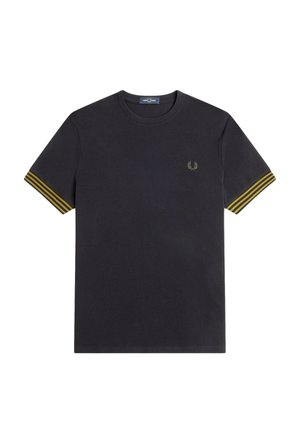 Camiseta de algodón de color gris oscuro con mangas cortas que presenta rayas amarillas y negras en los puños y un pequeño logo bordado en el pecho.