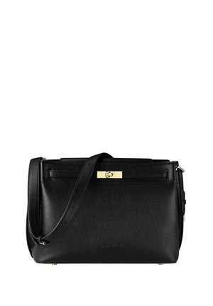 Bolso de hombro de cuero negro con correa ajustable y cierre rectangular en tono dorado en el bolsillo delantero, acabado texturizado y nombre de la marca grabado debajo.