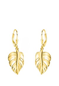 Guldtonade örhängen med ett bladdesign och utskurna detaljer, hängande från en enkel låsning. Slät, reflekterande yta.
